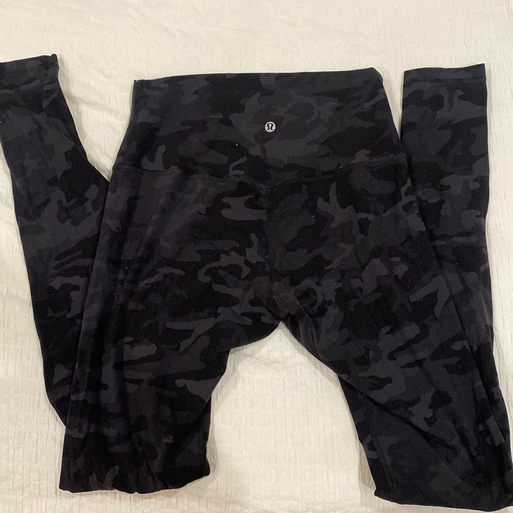 Dark grey/black camo Lulu Lemon leggings